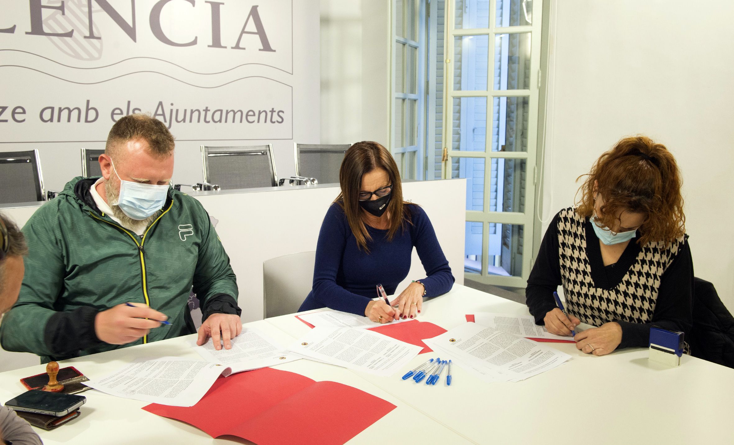 Mª Josep amigó en la firma del acuerdo laboral del Consorcio de Bomberos