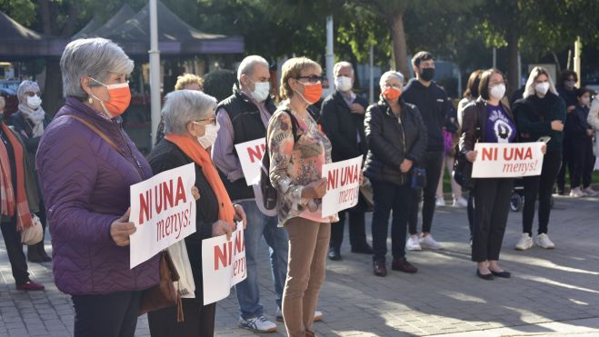 Persones subjecten pancartes contra la violència de gènere