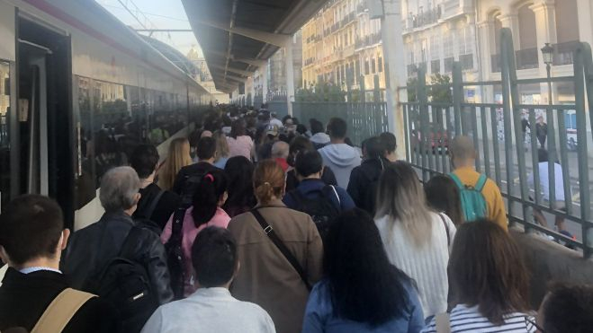 Una andana de l'Estació del Nord repleta d'usuaris en plena pandèmia després de la cancel·lació de diversos trens. Imatge d'@oscarciscar