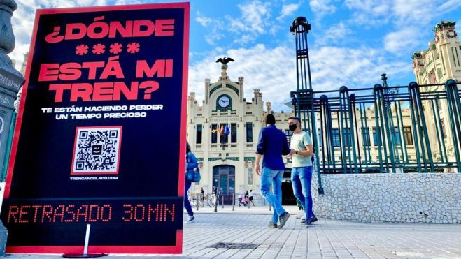 Campaña "¿Dónde está mi tren?" de Compromías ante la Estación del Norte