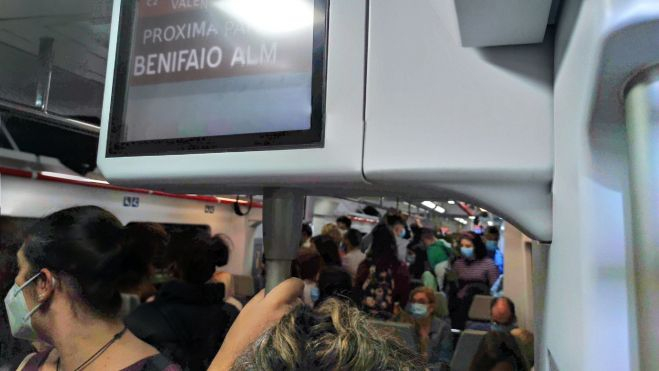 Pasajeros se agolpan en un vagón de la línea C2 tras la suspensión de diversos trenes. Inagen de @Alexand07776526