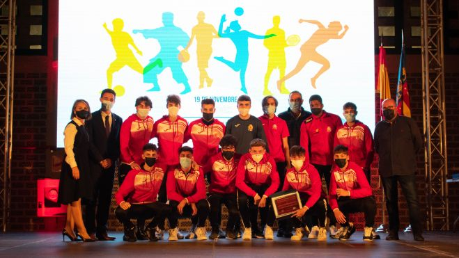 Homenaje del club de fútbol UDB Alfafar al equipo juvenil, que ha conseguido ascender a primera regional, en la Gala del Deporte de Alfafar 2021