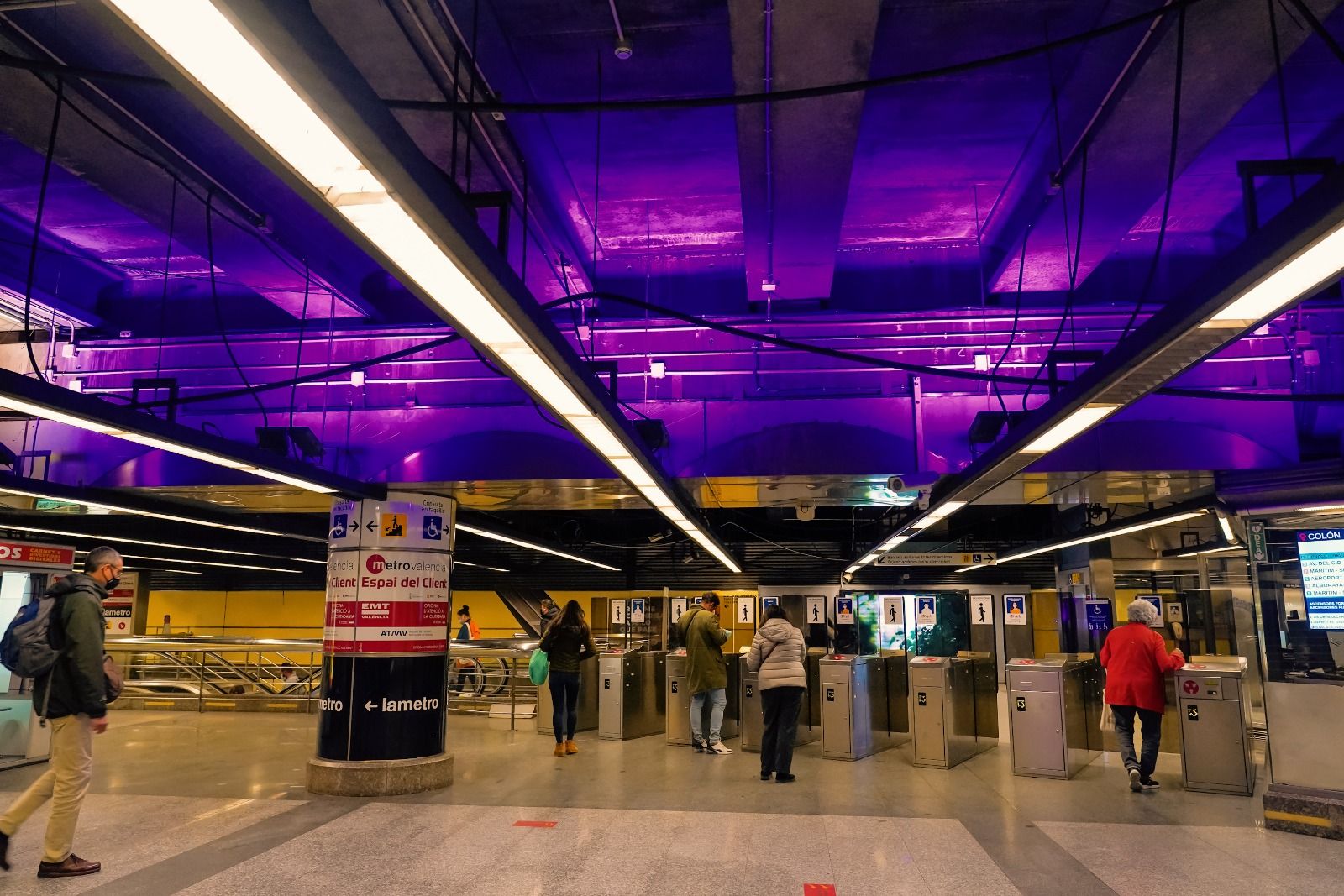 Estació de metro tenyida de color violeta pel Dia Internacional per l'Eliminació de la Violència Contra les Dones