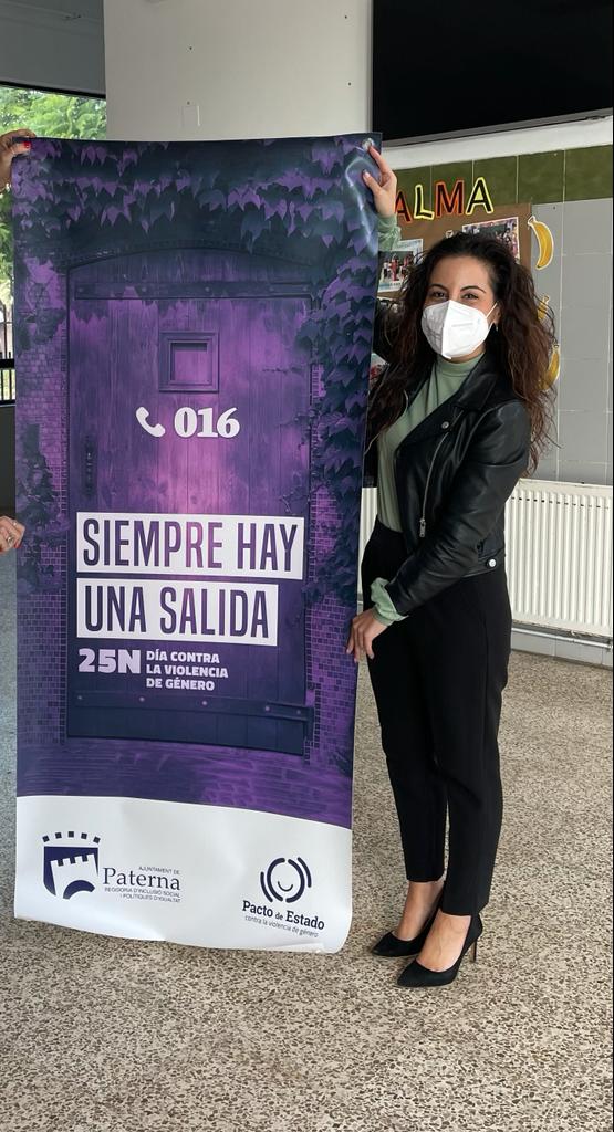La regidora d'Igualtat de Paterna, Isabel Segura, amb la campanya del 25N de 2021