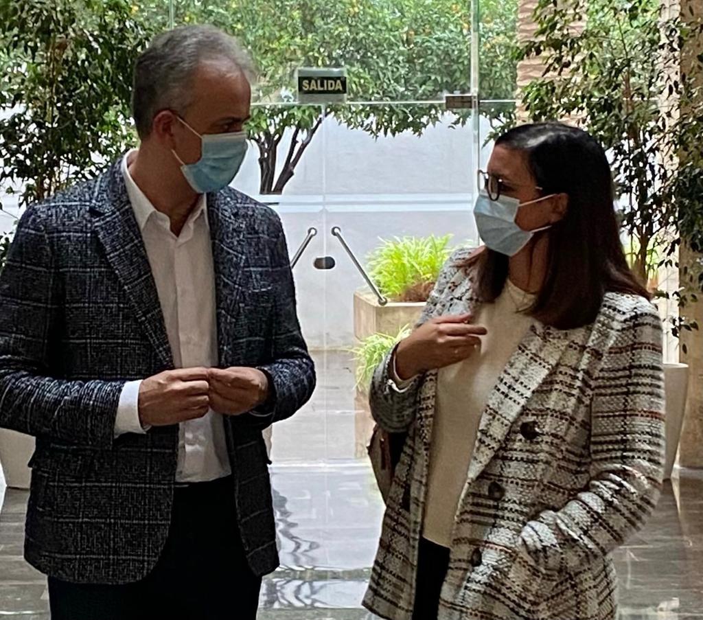 La vicealcaldessa de València, Sandra Gómez, al costat d'Héctor Illueca