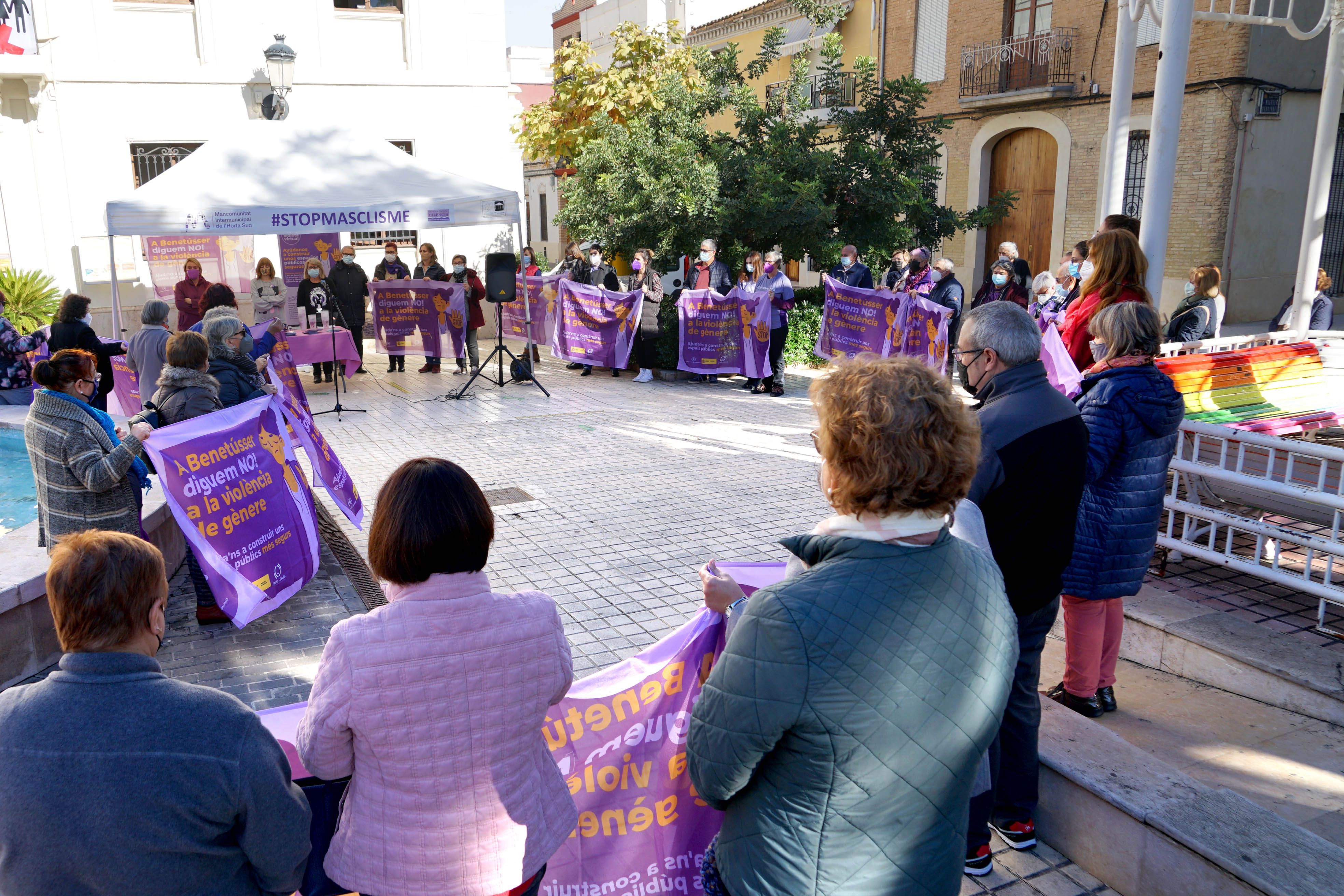 Concentració a la plaça de l'Ajuntament de Benetússer contra la violència de gènere
