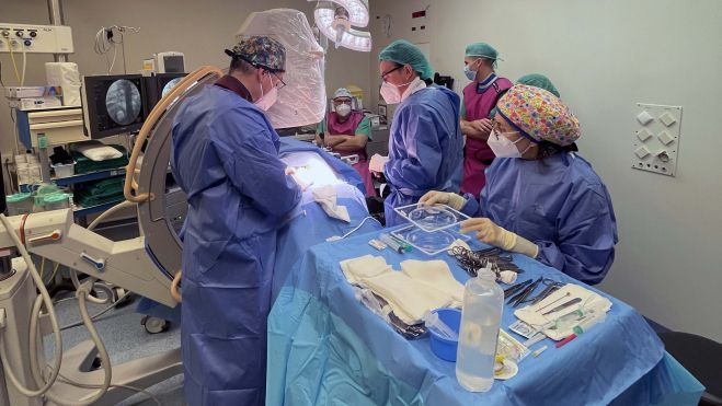 Unos médicos operan en el quirófano del Hospital Clínico Universitario de València