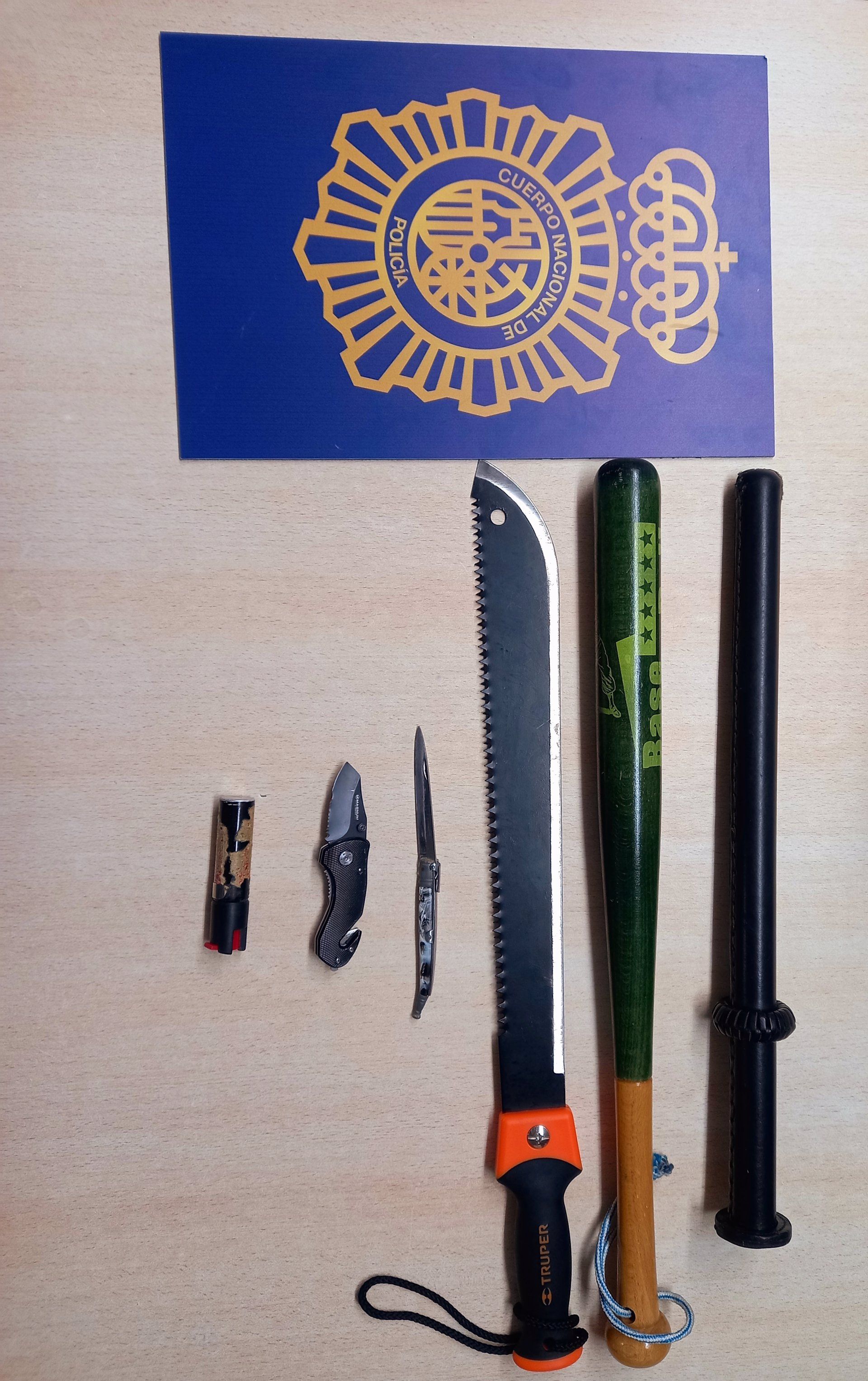 Material confiscado al arrestado por un apuñalamiento en València