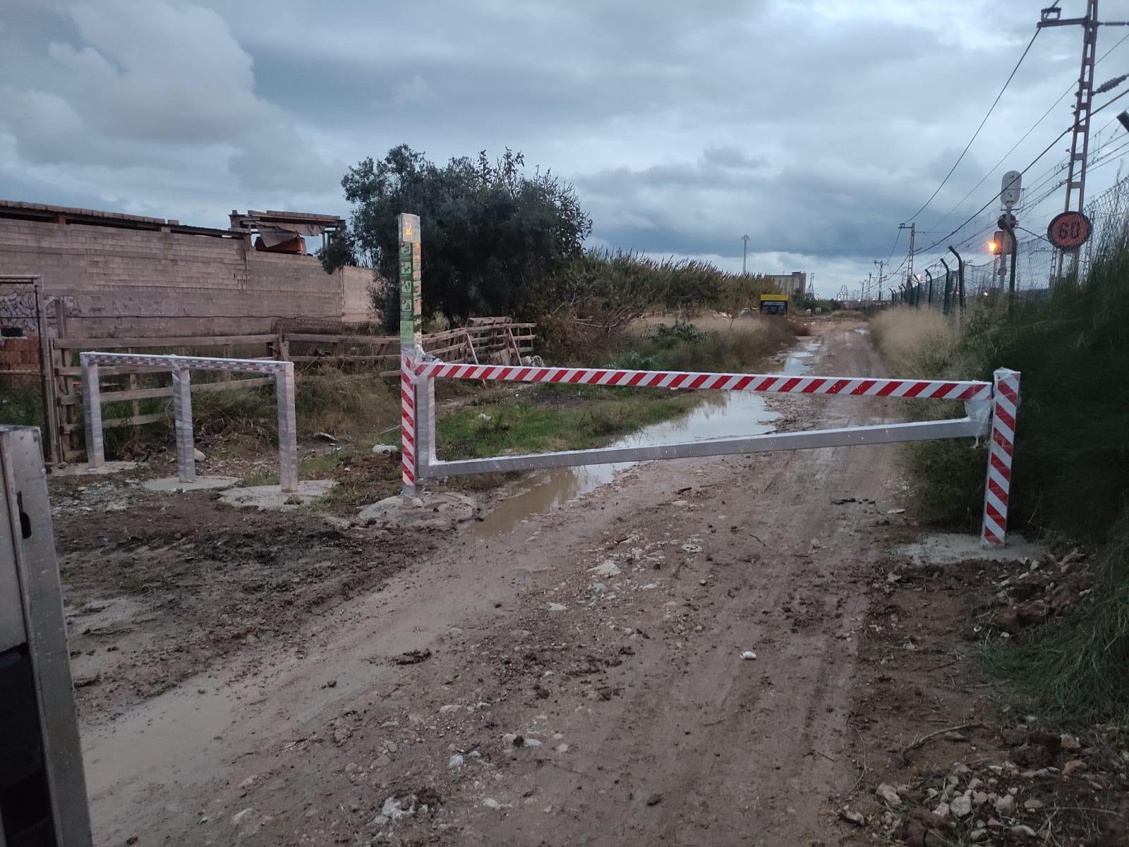 Un camino rural cerrado al tráfico