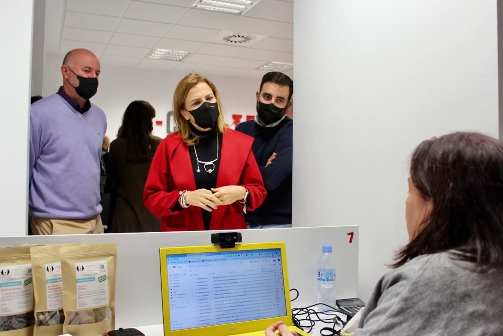 La concejala del Área de Desarrollo Económico, Pilar Bernabé, durante la visita a las nuevas instalaciones