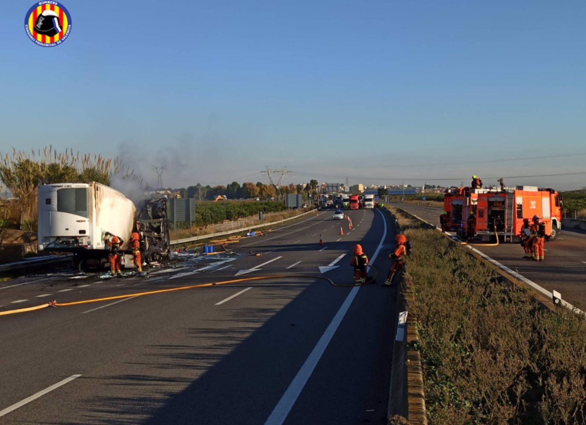 Bomberos del Consorcio trabajando en el lugar del accidente