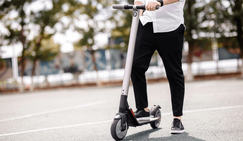 Una persona haciendo uso de su patinete eléctrico