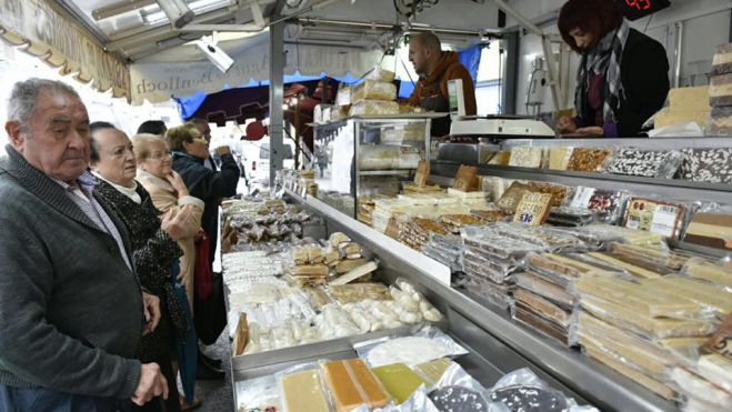 Vecinos y visitantes, en un puesto de la Feria de Navidad de Faura Vecinos y visitantes, en un puesto de la Feria de Navidad de Faura