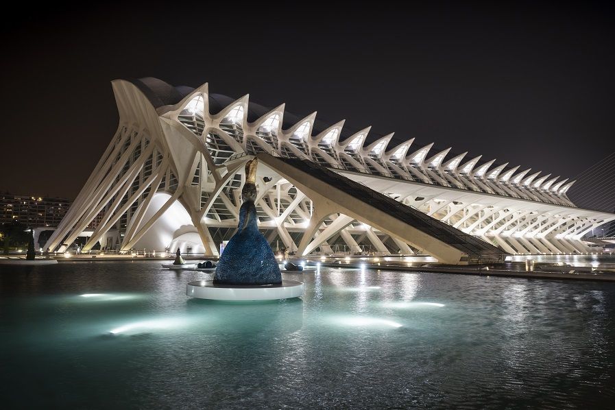 L'escultura 'Usagi Greeting' de Leiko Ikemura surant sobre el llac sud de l'Hemisfèric de nit