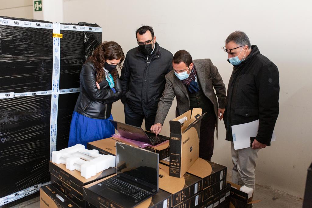 Ordenadores portátiles que se distribuirán entre los 266 municipios de la provincia