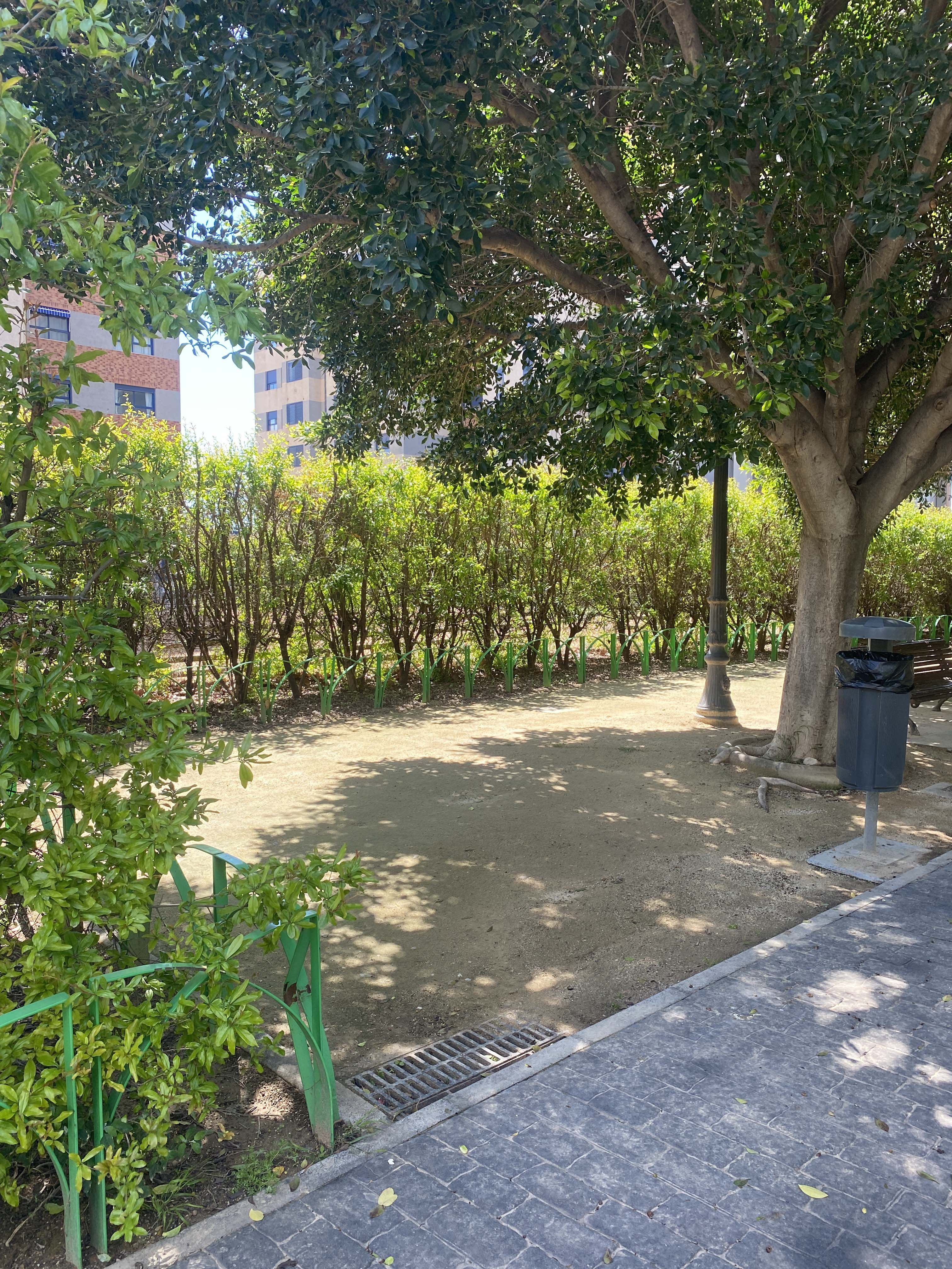  Zona de perros del  jardín de la calle Rafael Lapesa Melgar