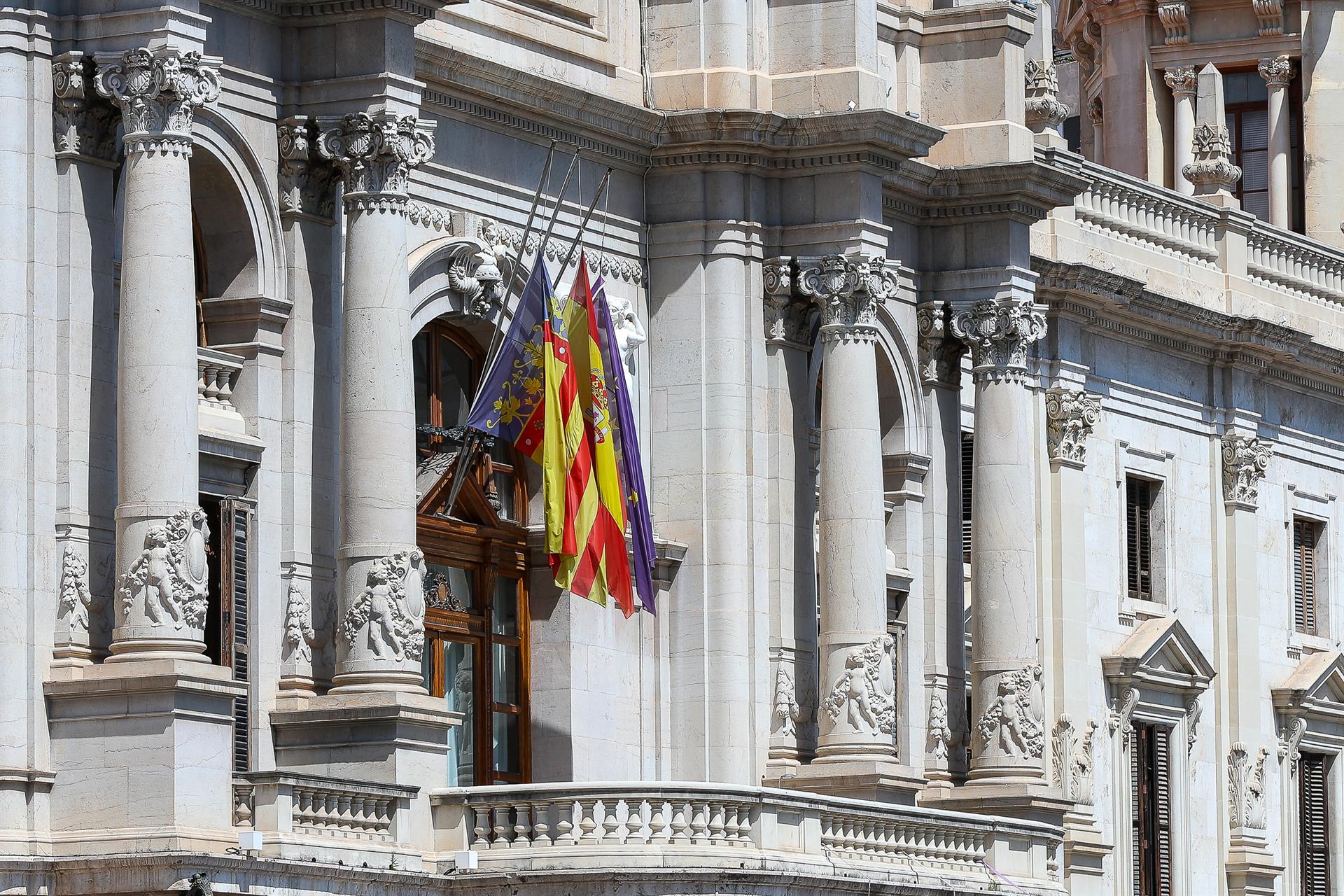 Archivo   Banderas a media asta en la fachada del Ayuntamiento de València