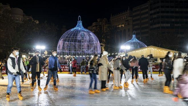 Pista de patinatge sobre gel de Nadal de la Plaça de l'Ajuntament de València (Xisco Navarro)