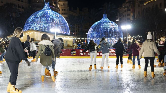 Pista de patinatge sobre gel de Nadal de la Plaça de l'Ajuntament de València (Xisco Navarro)