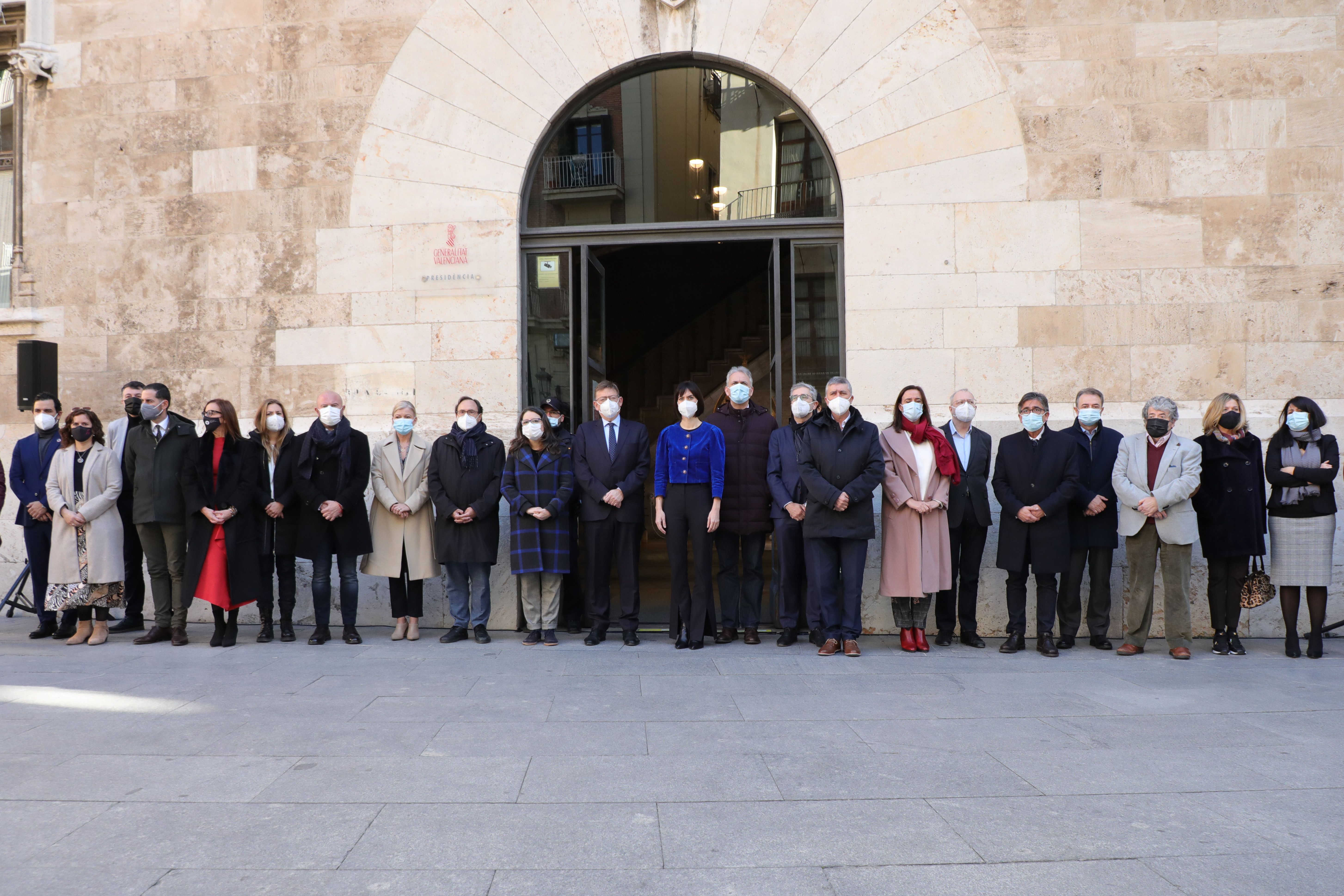 Representantes del Consell, instituciones valencianas y la sociedad civil guardan tres minutos de silencio por los asesinatos de Cristina y María Amparo