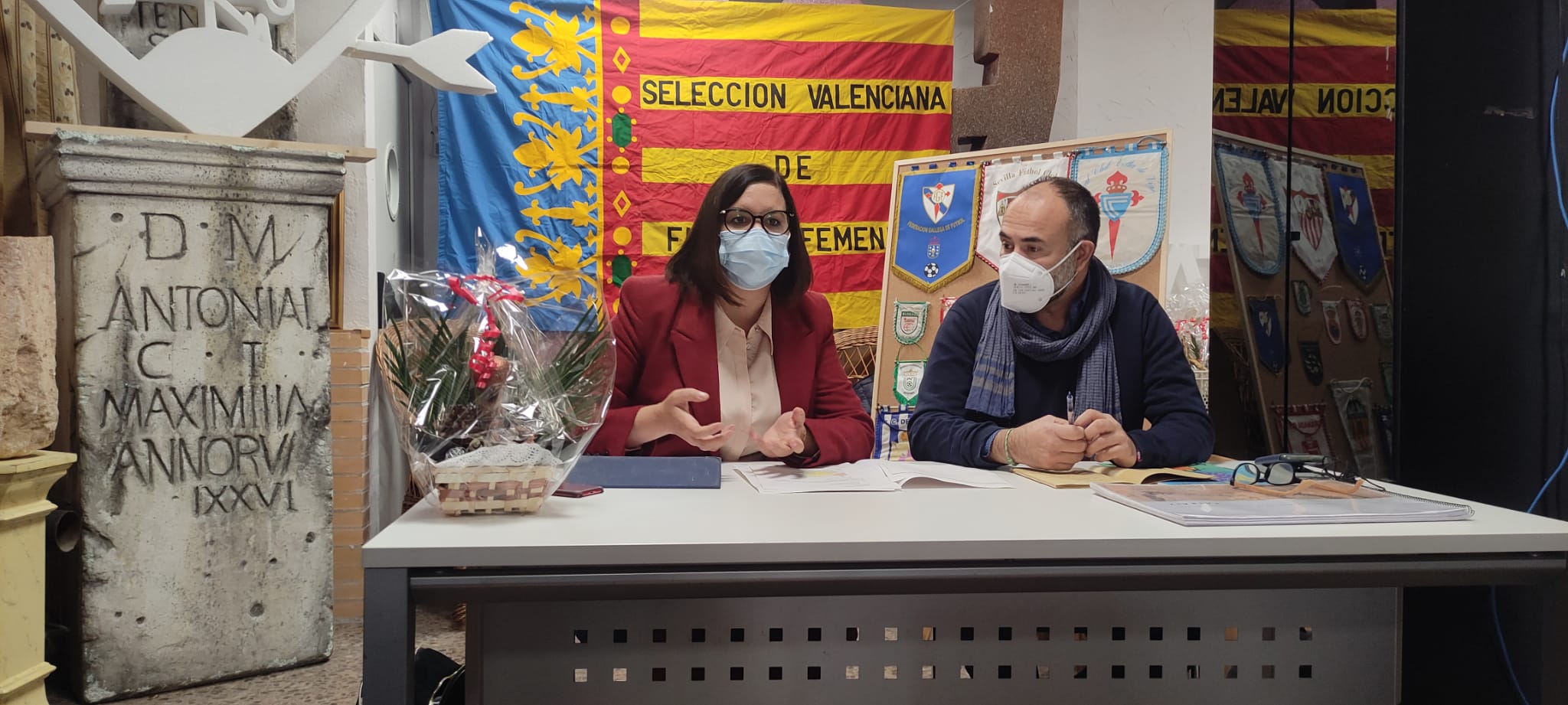  La vicealcaldesa y concejala de Desarrollo y Renovación Urbana, Sandra Gómez, junto a un representante del barrio de Patraix