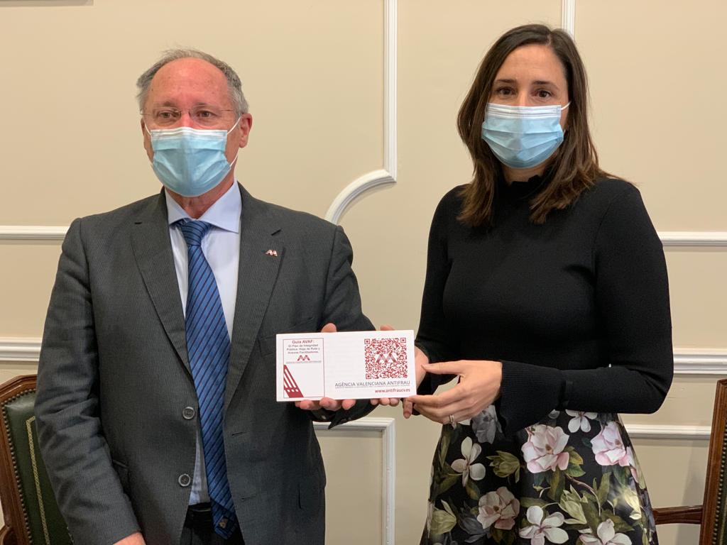  La concejala de Transparencia y Gobierno Abierto, Elisa Valía, junto a un representante de la Agencia Valenciana Antifraude