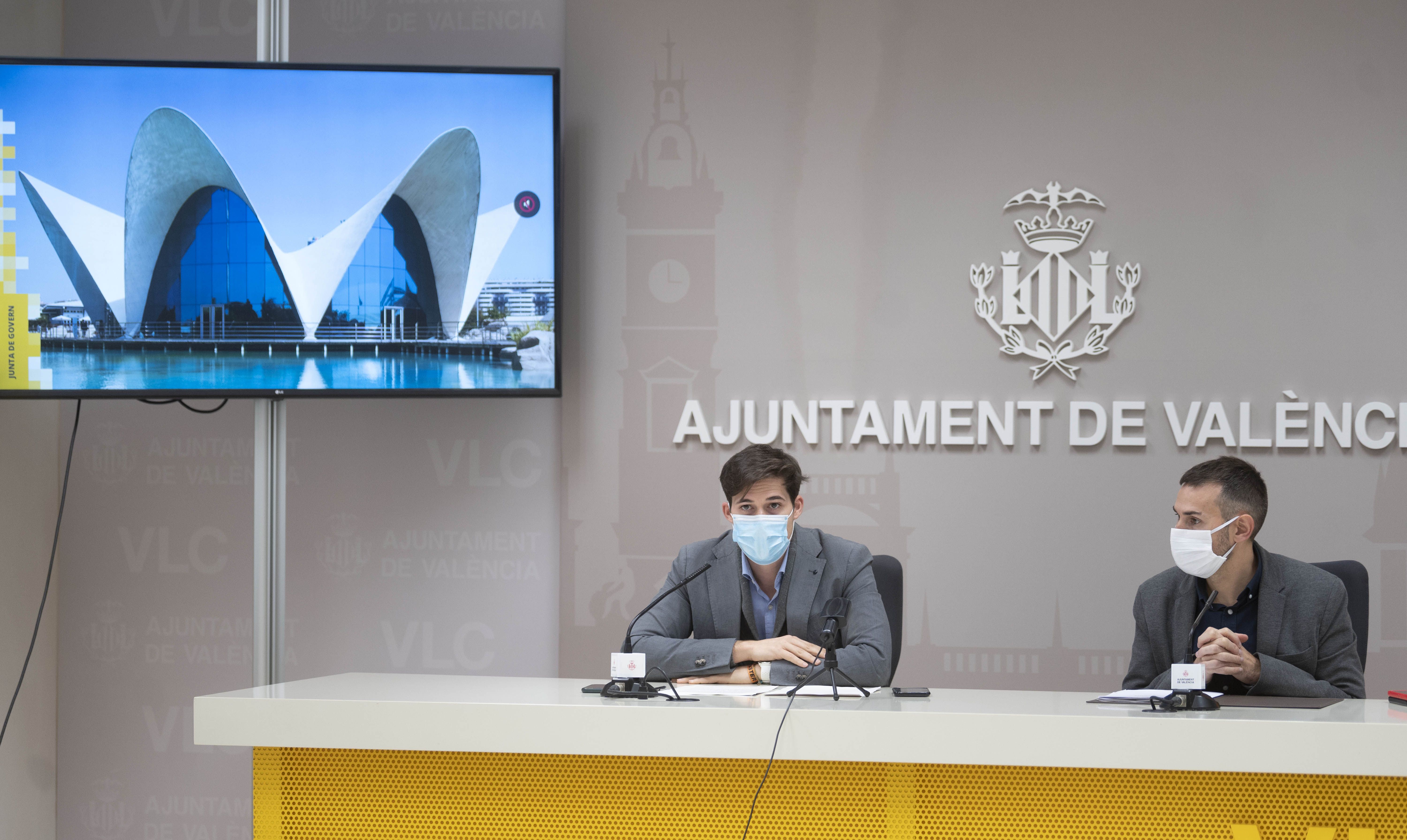 El concejal delegado de Hacienda, Borja Sanjuán, junto al vicealcalde de València, Sergi Campillo