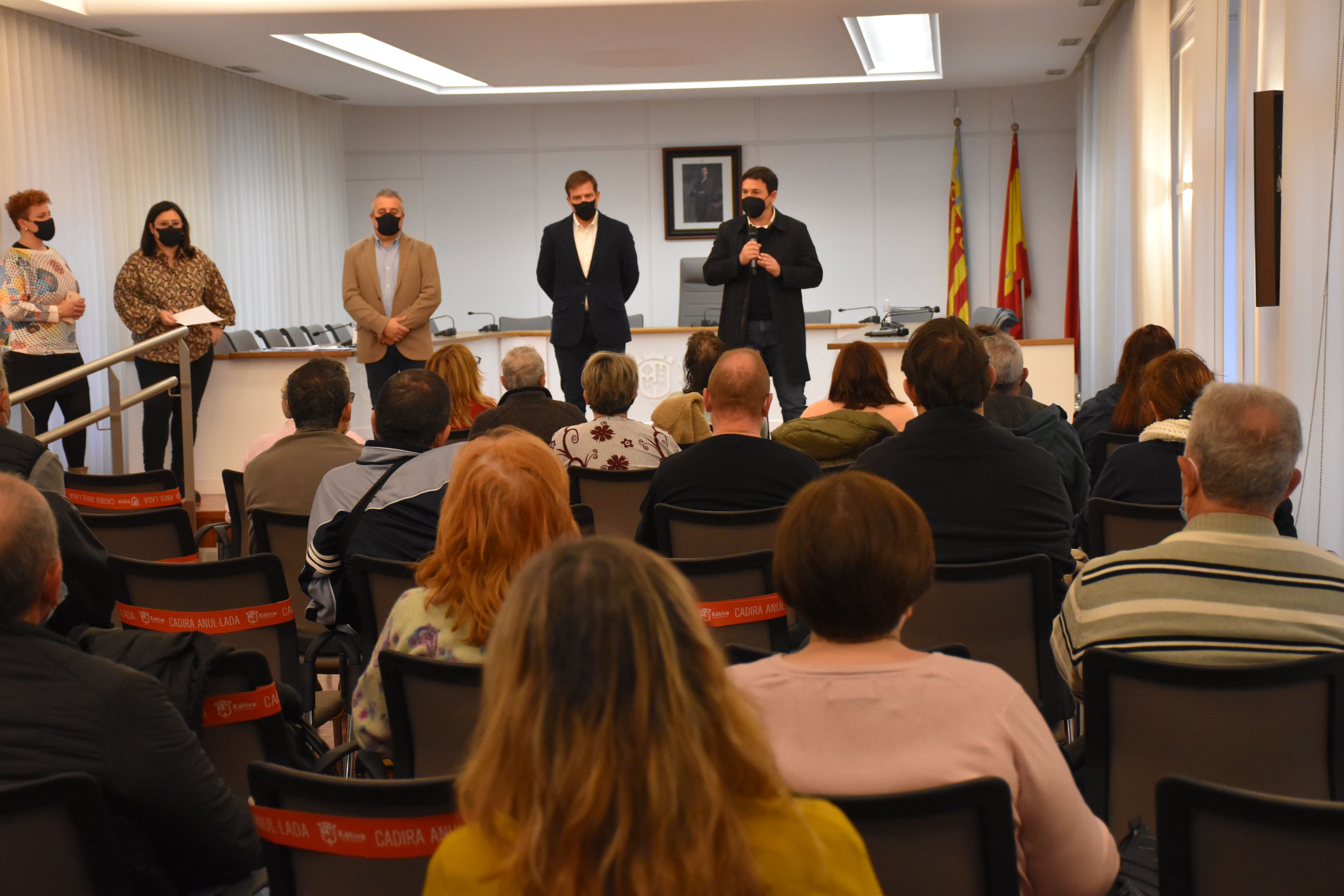 Roger Cerdà recibe a los treinta nuevos trabajadores y trabajadoras que formarán parte de la plantilla municipal