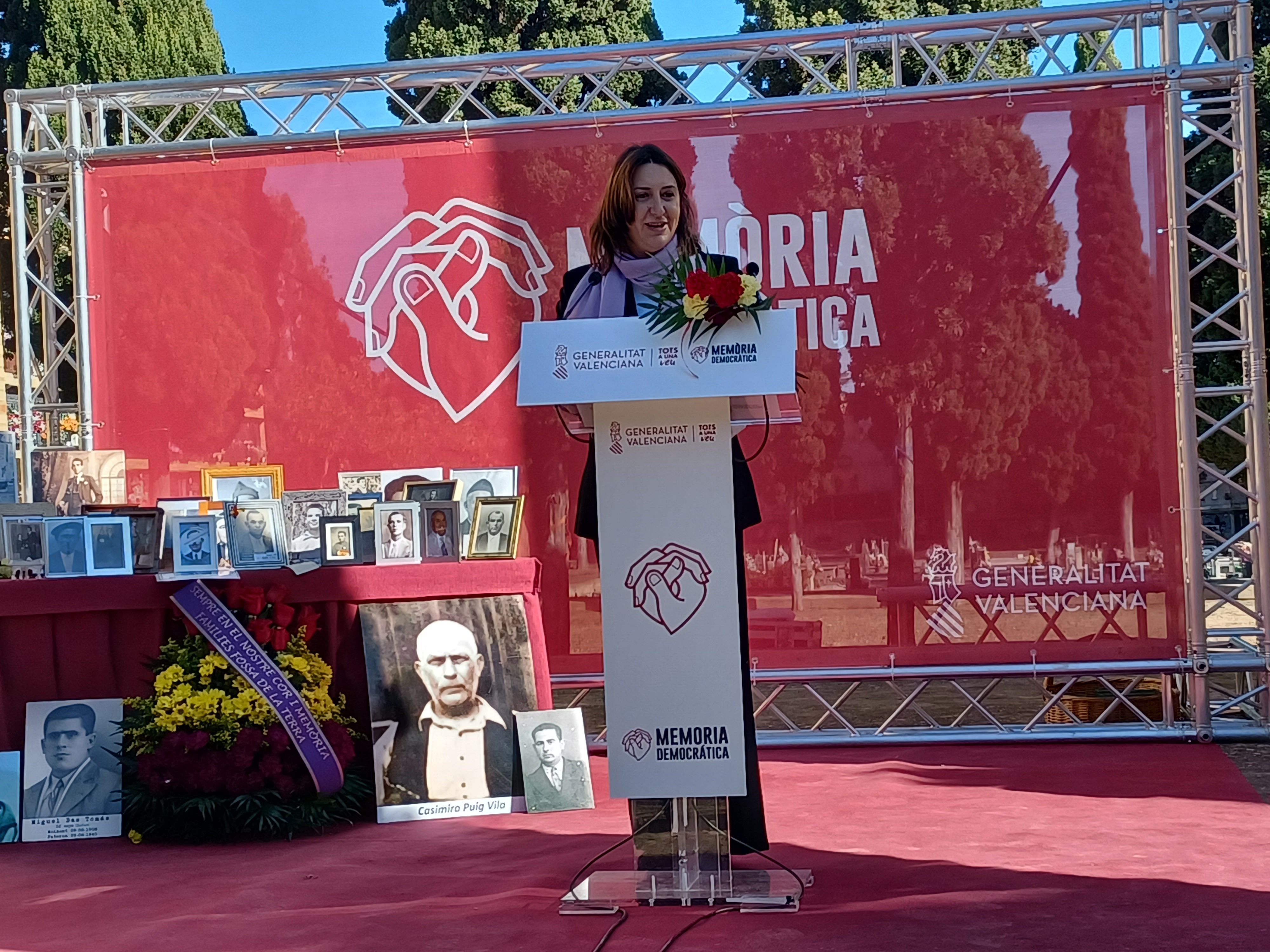 La consellera de Qualitat Democràtica, Rosa Pérez Garijo en l'acte d'homenatge a les víctimes de la Guerra Civil i el franquisme