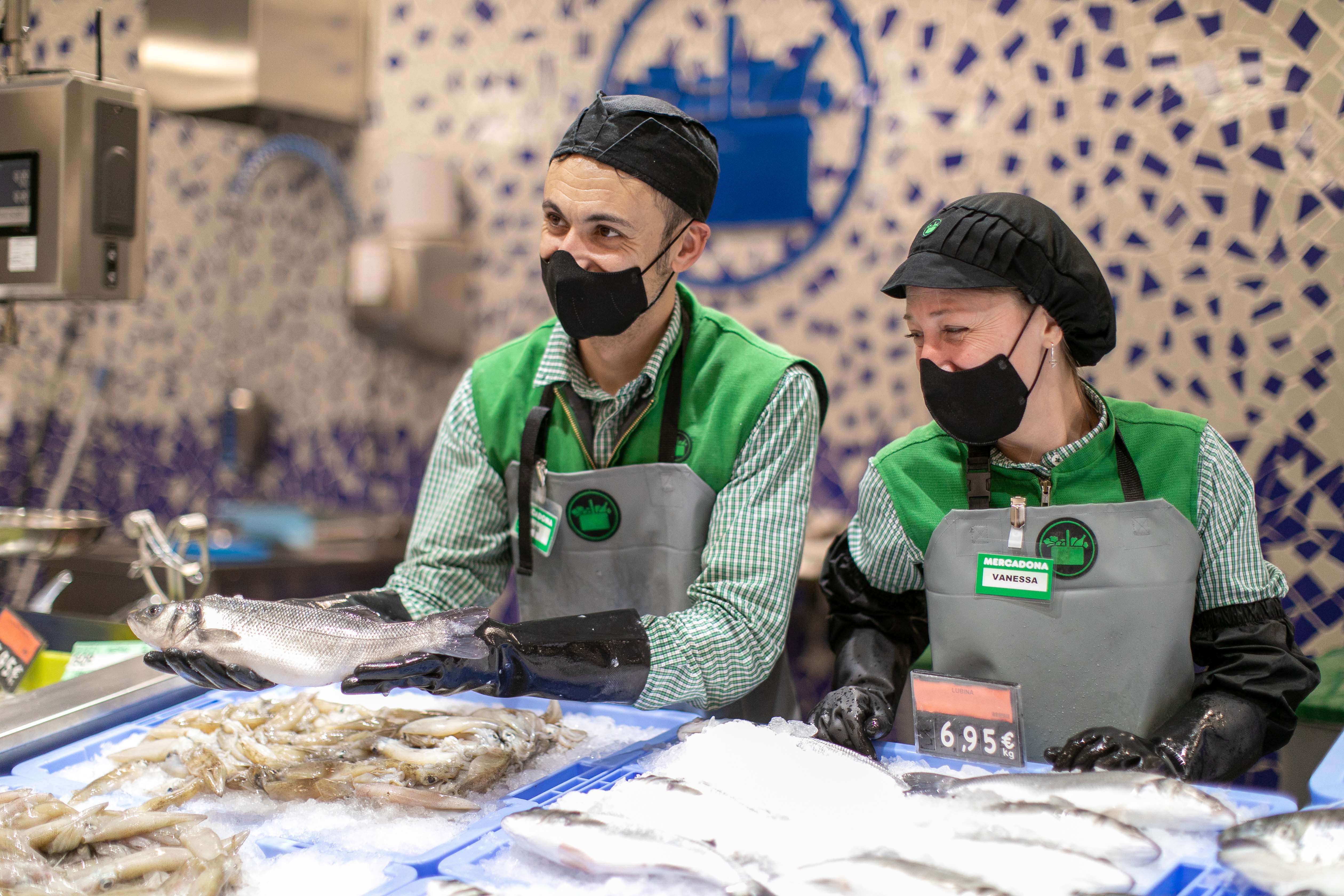Trabajadores en la sección de Pescadería de un supermercado Mercadona