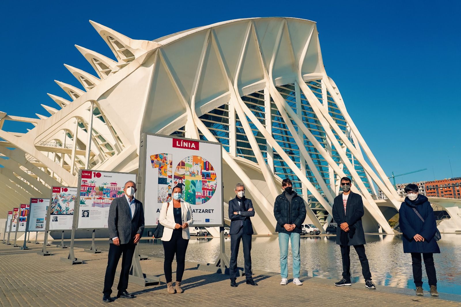 El conseller Arcadi España ha inaugurat la mostra sobre la Línia 10 situada a l'esplanada al costat del Museu de les Ciències