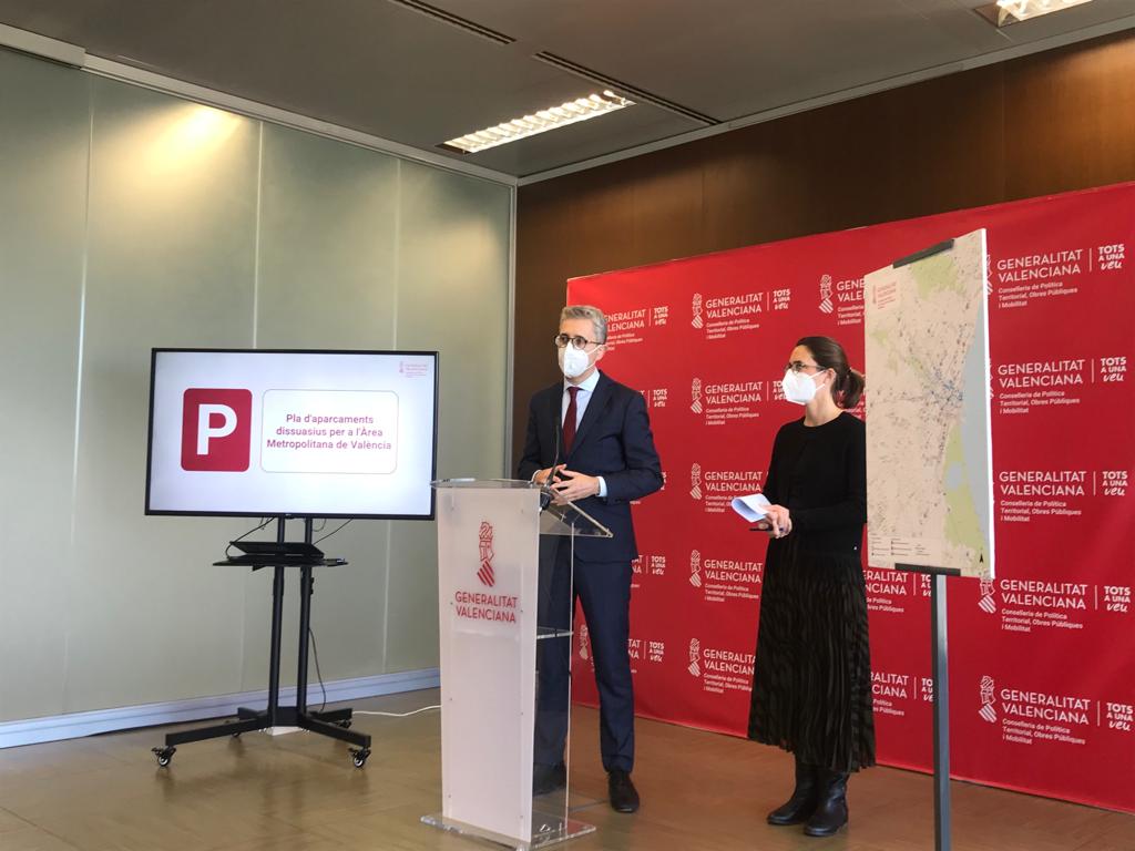 El conseller de Política Territorial, Obres Públiques i Mobilitat Sostenible, Arcadi España, en la presentació del Pla d'Aparcaments Dissuasius