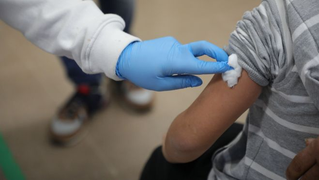 Momento previo a la vacunación de un niño
