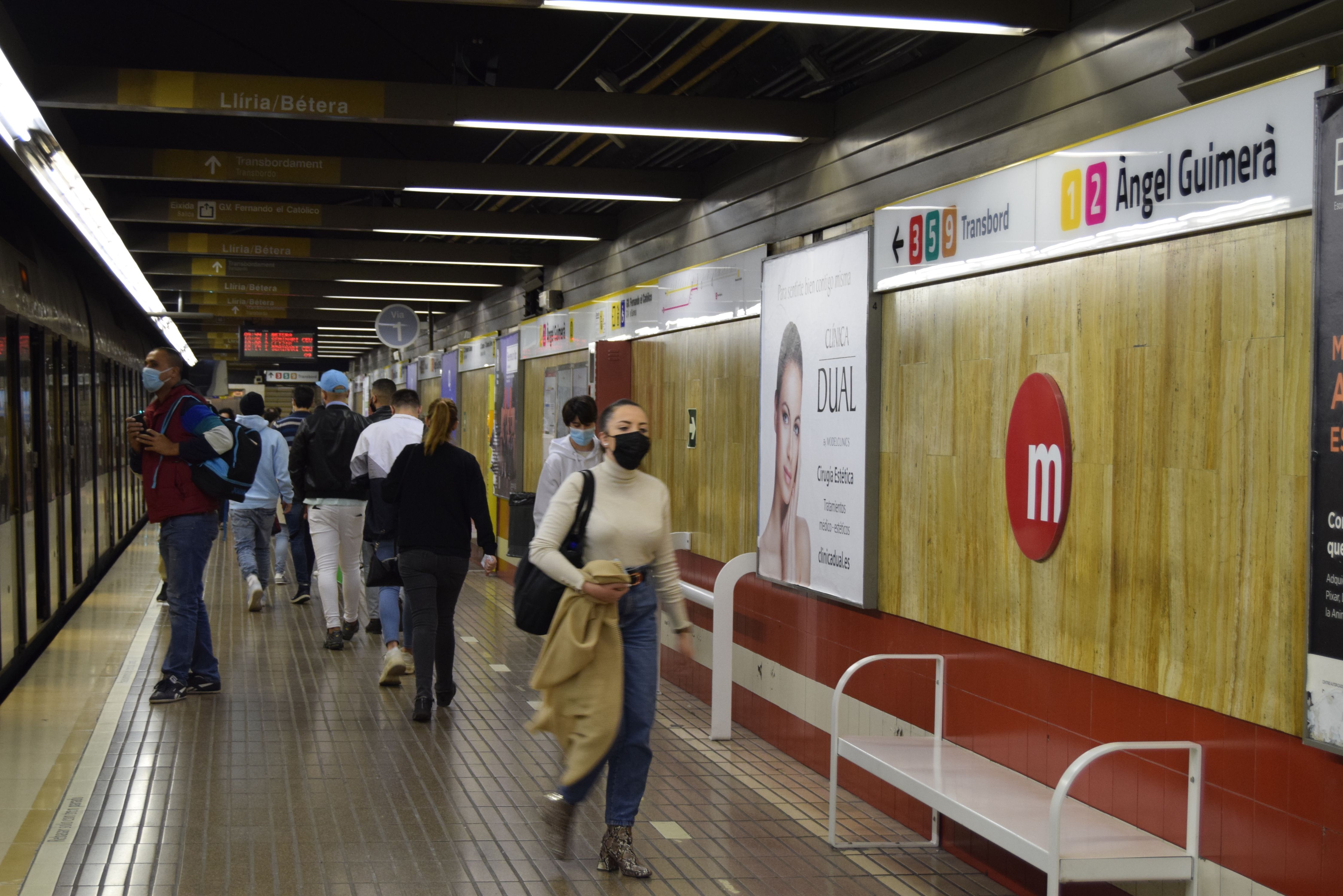 Usuarios de Metrovalencia en la parada Àngel Guimerà