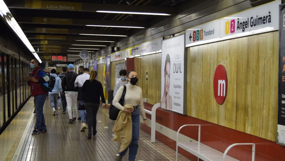 Usuarios de Metrovalencia en la parada Àngel Guimerà