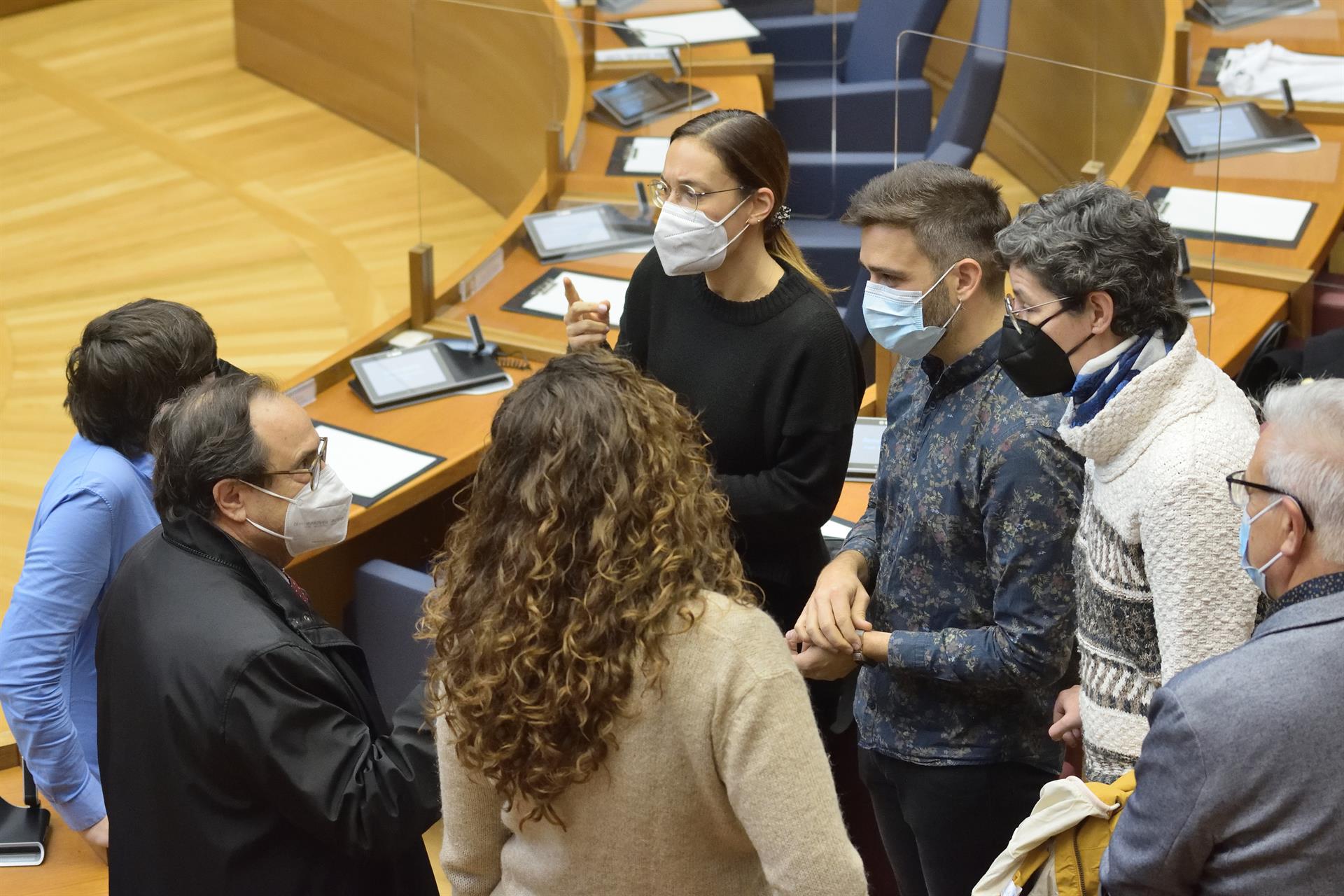 Pilar Lima, Vicent Soler, Fran Ferri i altres diputats en el ple de Les Corts