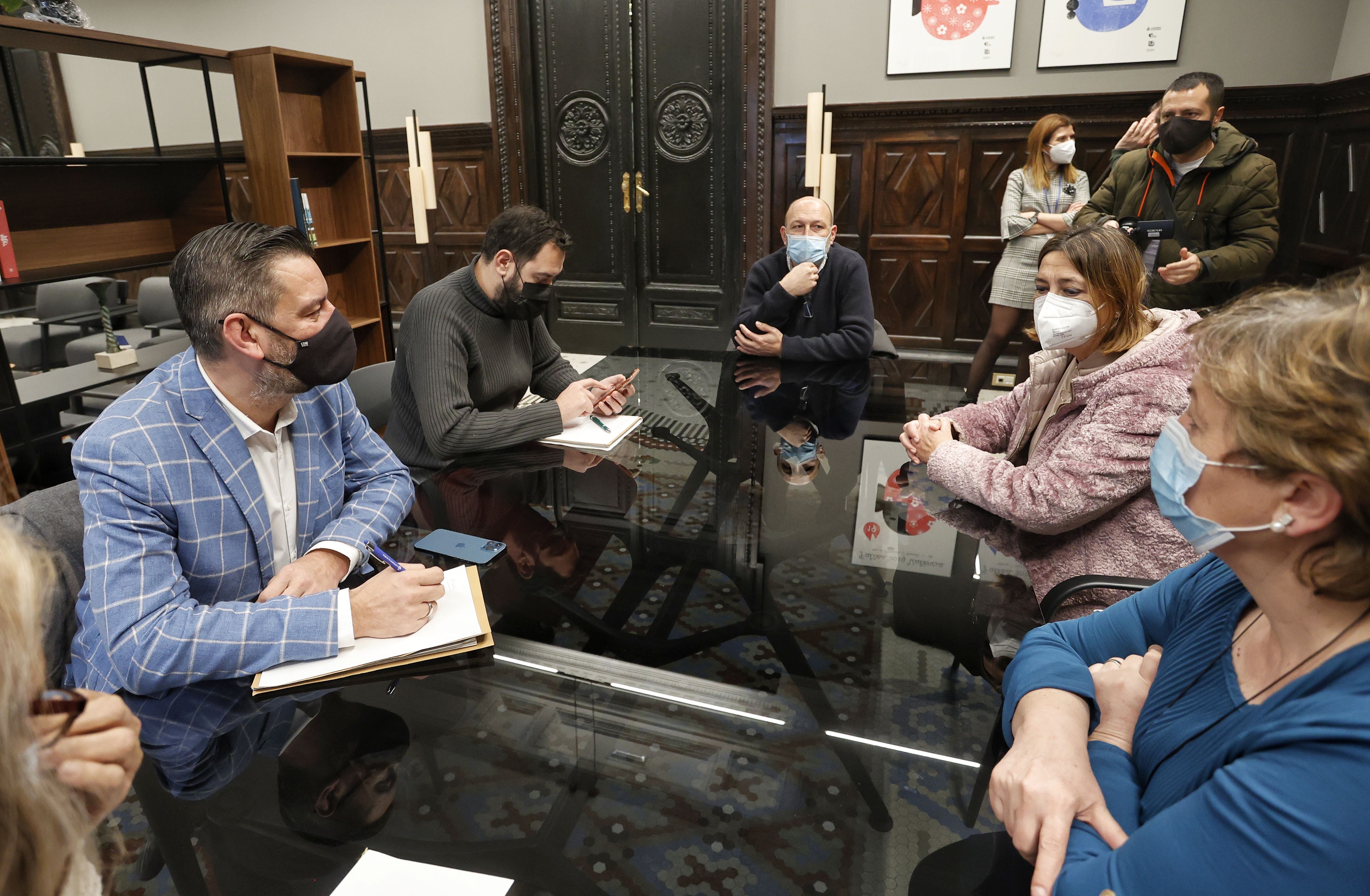 El regidor de Cultura Festiva, Carlos Galiana, durant la reunió amb l'Associació de Pirotècnics de la Comunitat Valenciana, Piroval.