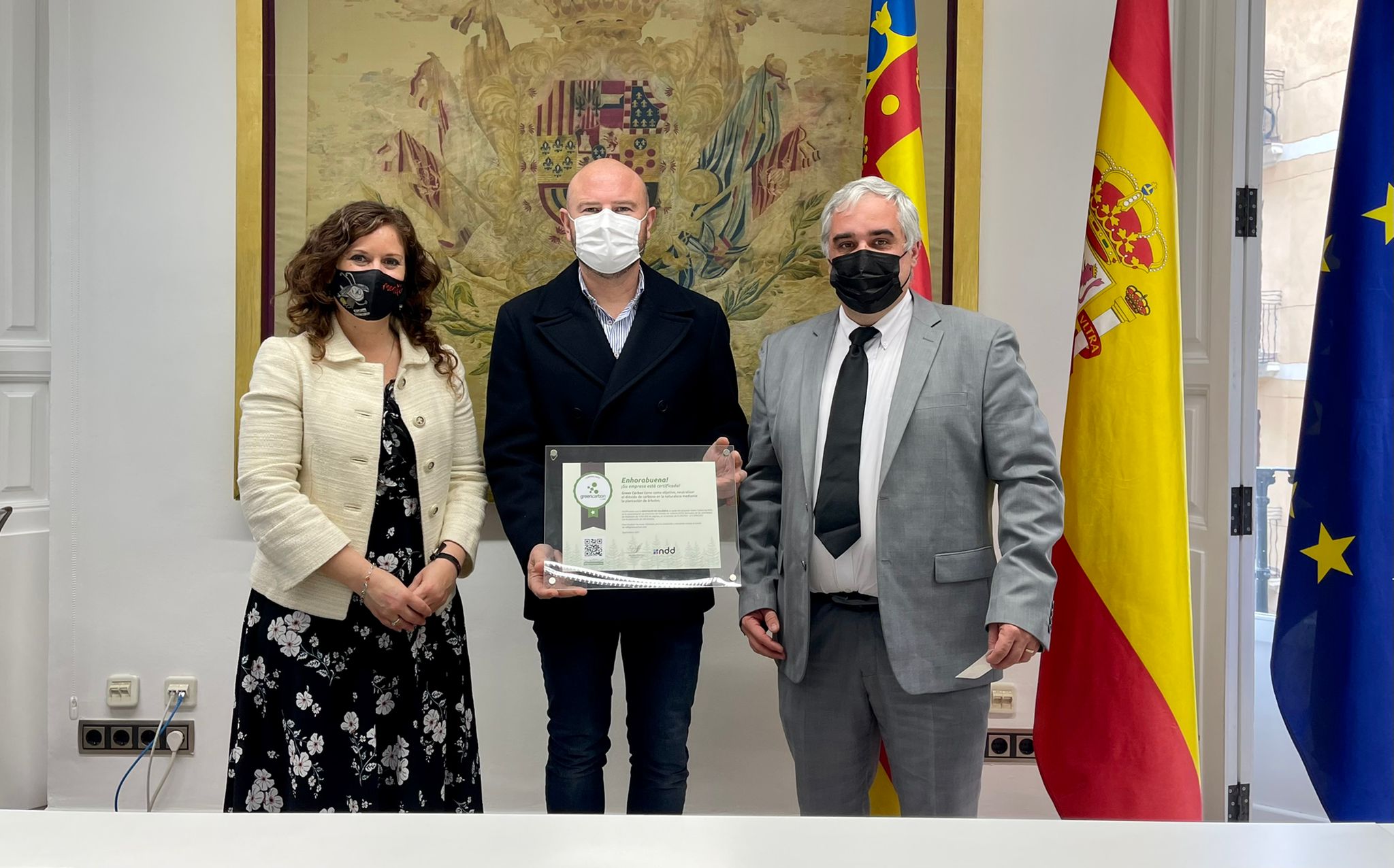  El president de la Diputació, Toni Gaspar, i la diputada de Modernització, Mentxu Balaguer, recullen el certificat verd