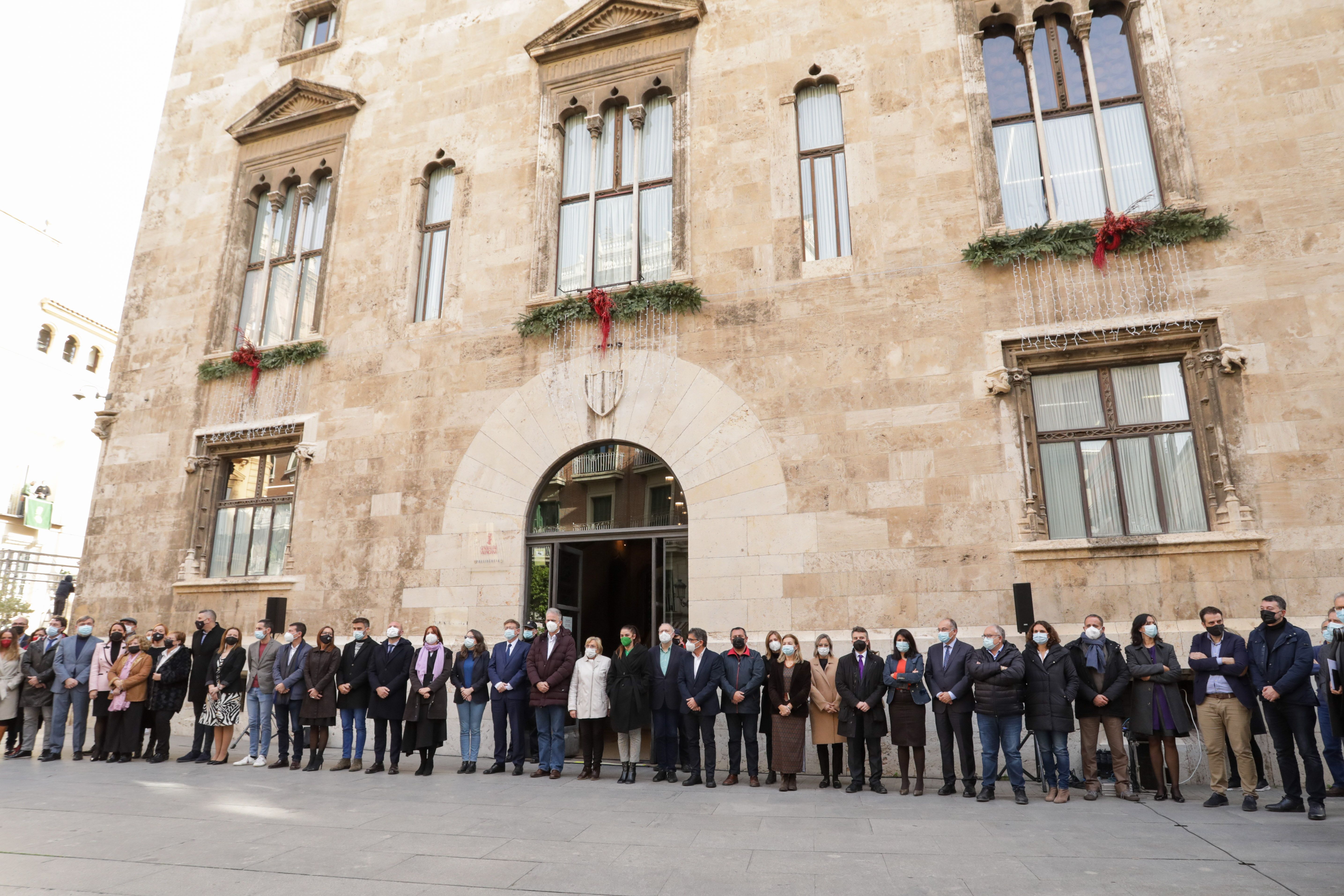 Representantes del Consell, instituciones valencianas y sociedad civil guardan tres minutos de silencio por el asesinato de María Elia