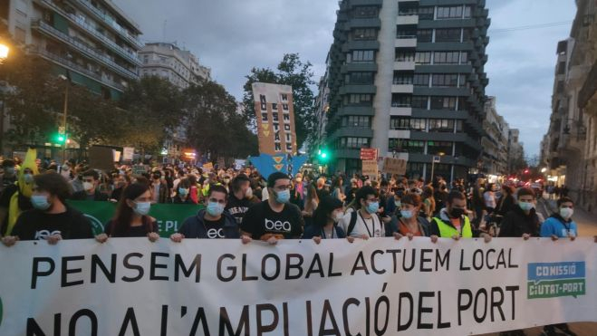  Manifestación organizada por la Comissió Ciutat-Port y Juventud por el Clima contra la ampliación del Puerto de València 