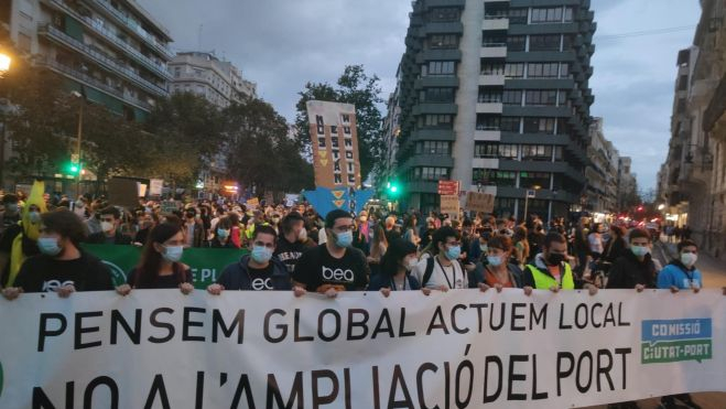 Manifestació organitzada per la Comissió Ciutat-Port i Joventut pel Clima contra l'ampliació del Port de València