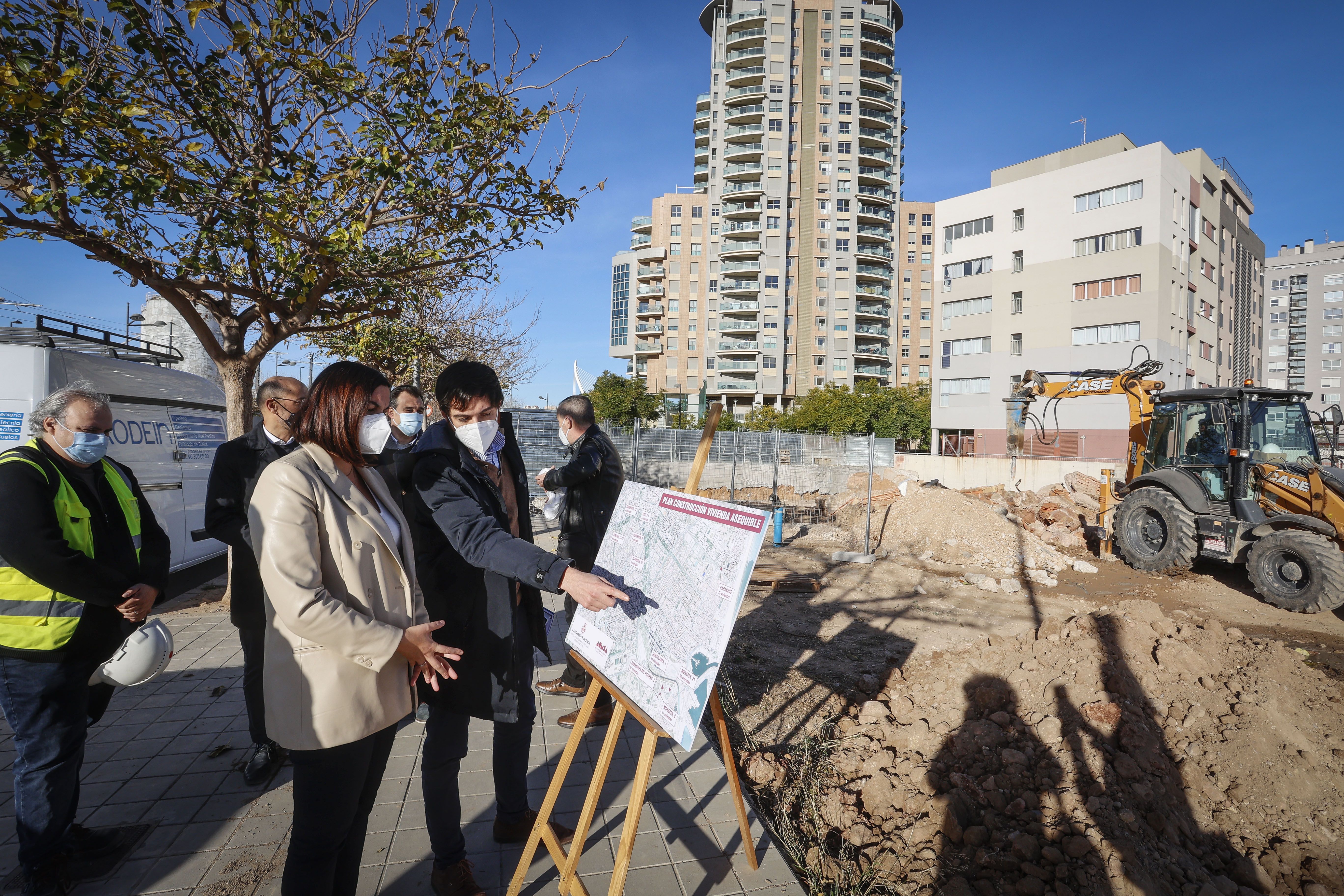 Sandra Gómez, en la visita de las obras de uno de los edificios del Plan de Vivienda de AUMSA
