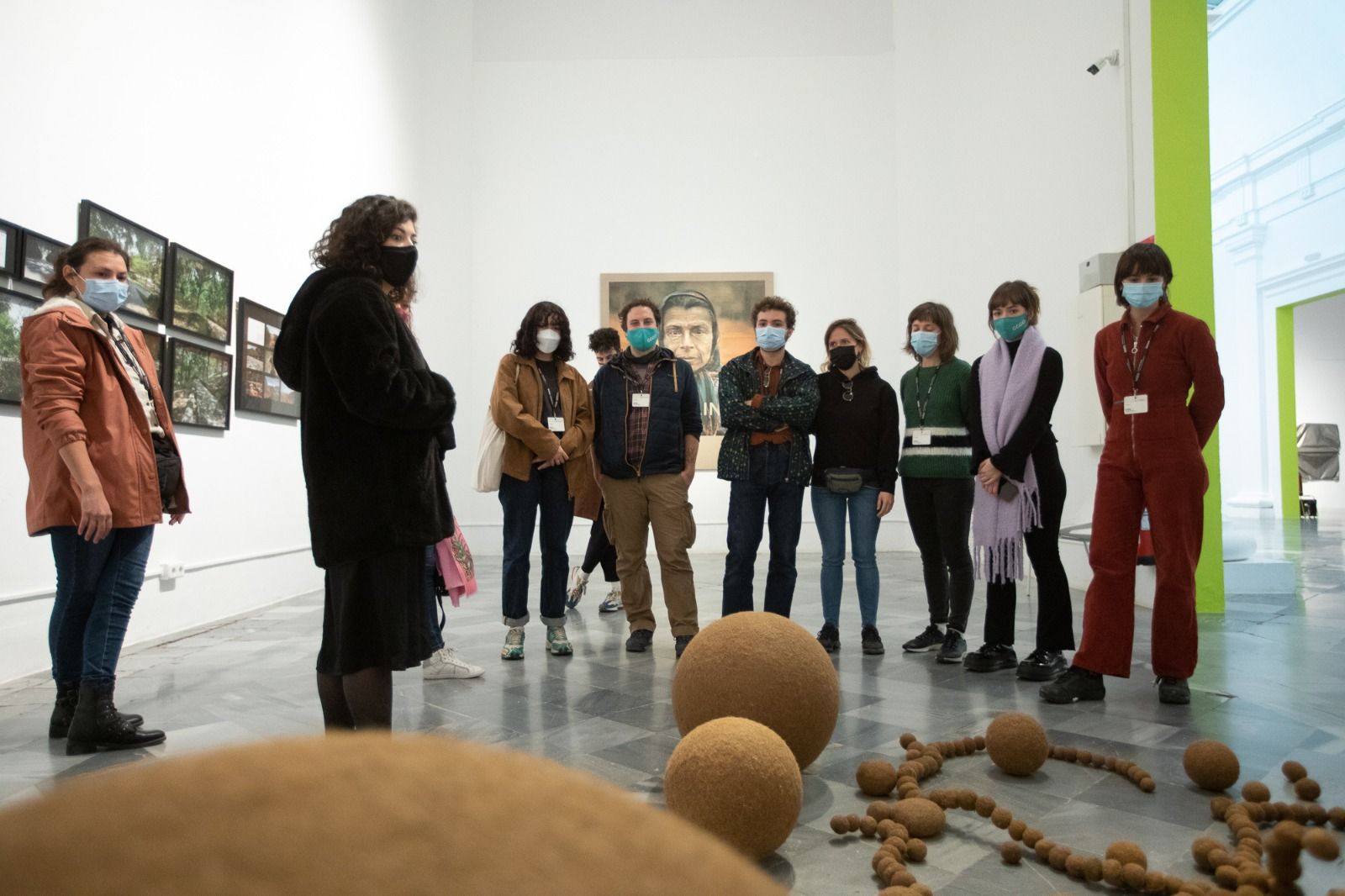 Grupo de personas en una de las exposiciones del Centre del Carme