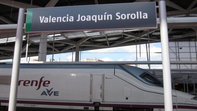 Un tren AVE a l'estació Joaquín Sorolla de València