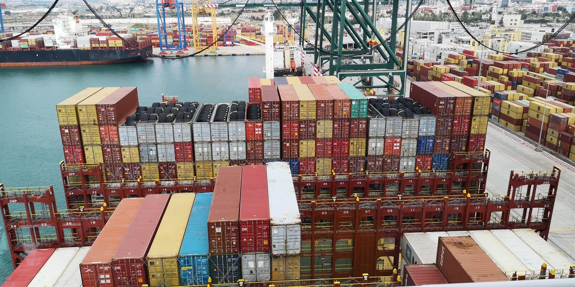 Contenedores en el Puerto de València