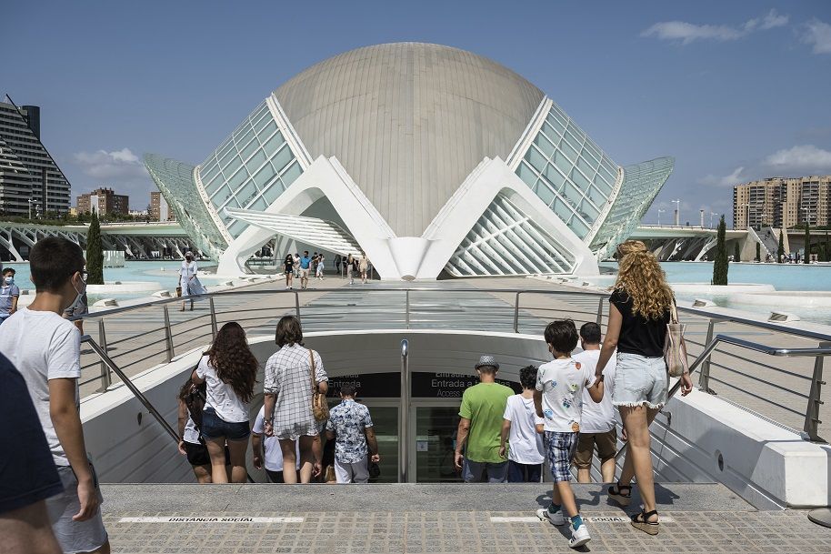 Un grupo de personas visita la Ciutat de les Arts i les Ciències