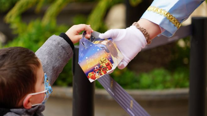 Un niño recoge un regalo del paje real