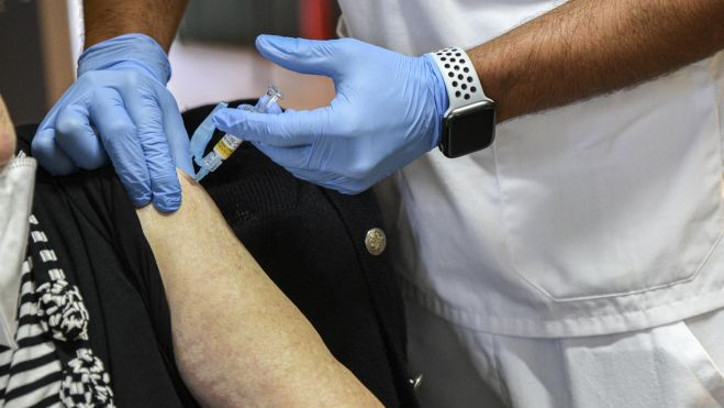 Una mujer recibe una dosis de la vacuna contra la COVID 19 en València