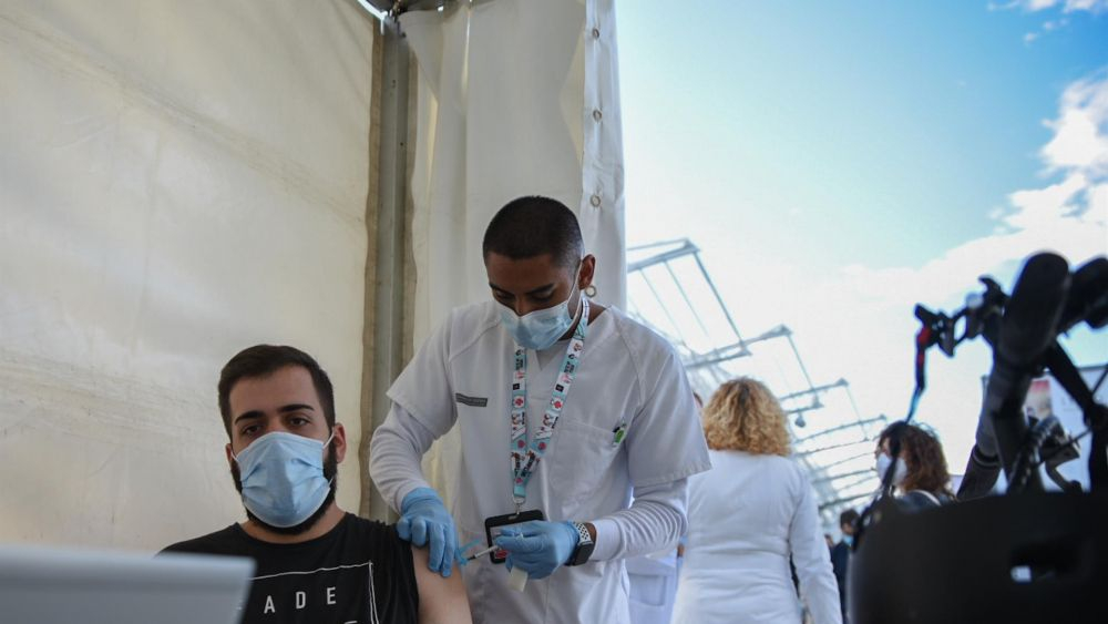 Un jove acudeix a rebre la vacuna contra la Covid-19 Un jove acudeix a rebre la vacuna contra la Covid-19