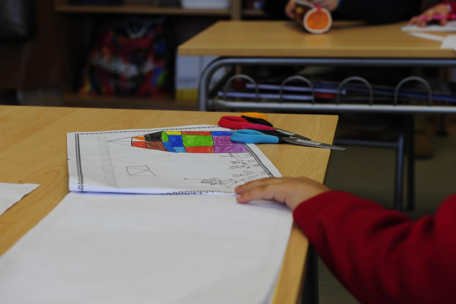 Un xiquet en un col·legi